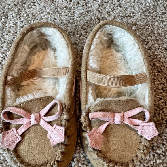 Kids Tan Moccasin with Pink Bow Slippers house shoes Size 5/6 - Picture 5 of 8